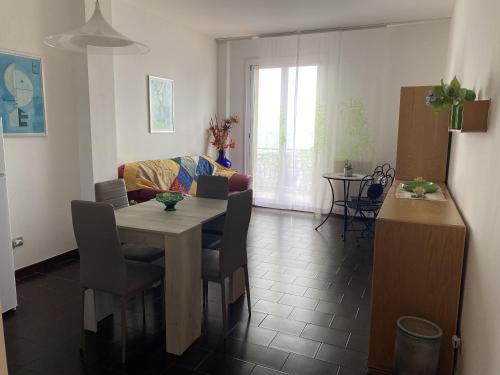 uma cozinha e sala de estar com mesa e cadeiras em Casa Panorama em Leivi