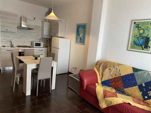 uma cozinha e uma sala de estar com uma mesa e um sofá em Casa Panorama em Leivi