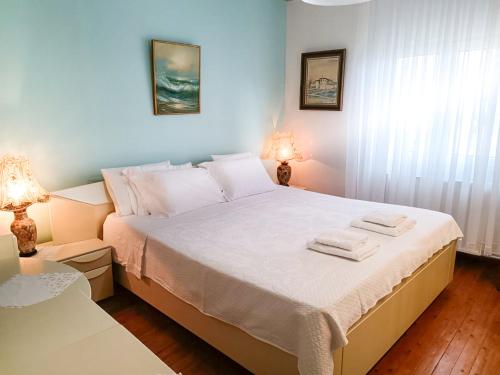1 dormitorio con 1 cama grande y 2 toallas. en Calda Ospitalita, en Néa Karyá