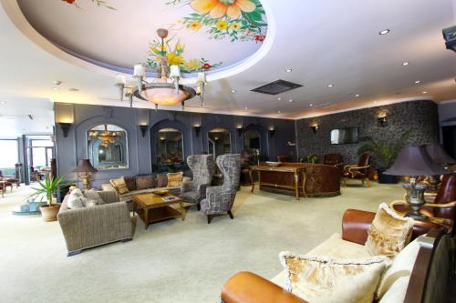 sala de estar con sofá, sillas y mesa en Funda Hotel, en Trabzon