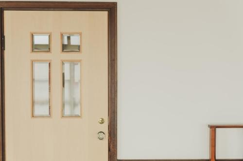 a white door with two windows on it at Une stay&diner in Sasayama
