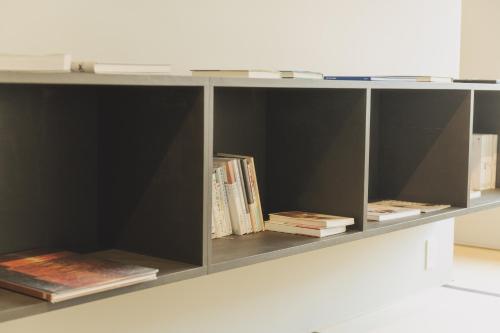 a book shelf with books and books on it at Une stay&diner in Sasayama