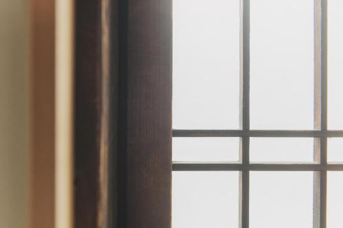 a close up of a window in a room at Une stay&diner in Sasayama