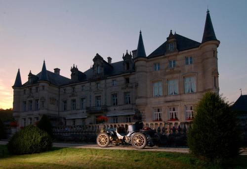 an old car parked in front of a castle at Château des Monthairons Hôtel Restaurant GastroMaison Spa privatif in Les Monthairons