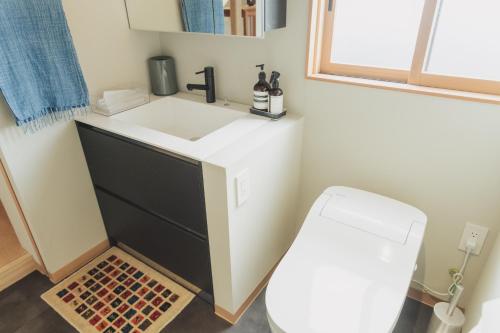 a small bathroom with a sink and a toilet at Une stay&diner in Sasayama
