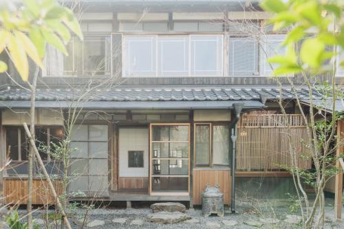 a house with wooden doors and windows at Une stay&diner in Sasayama