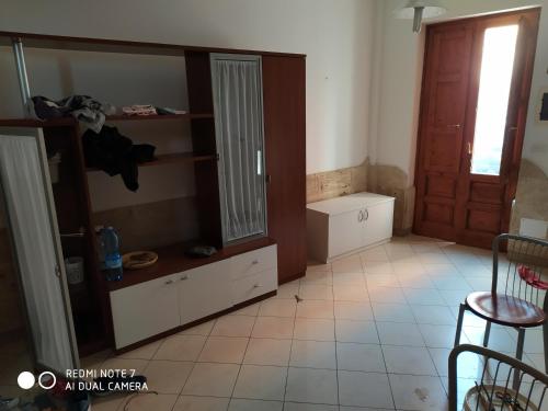 una habitación con una puerta y una habitación con una habitación en Casa facile, en Monteroni di Lecce