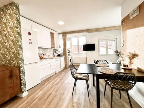 - une cuisine et une salle à manger avec une table et des chaises dans l'établissement Apartamento en el corazón de Cantabria, à Torrelavega