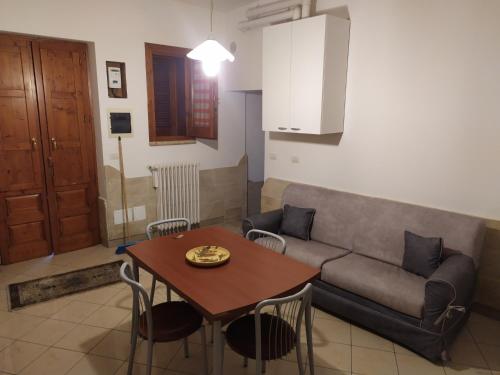 sala de estar con sofá y mesa en Casa facile, en Monteroni di Lecce