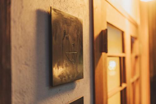 a lightswitch on a wall next to a door at Une stay&diner in Sasayama