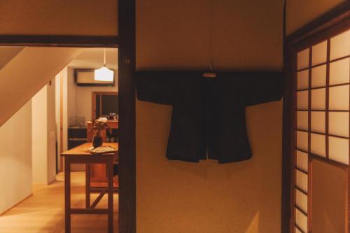 a room with a door and a table in a room at Une stay&diner in Sasayama