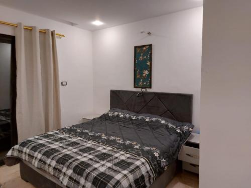 una camera da letto con un letto coperto di Giving Paradise Chalet ad Amman