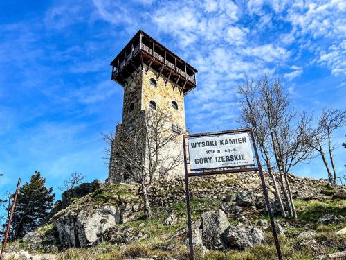 a sign in front of a tower on a mountain at Apartament 600 npm in Piechowice