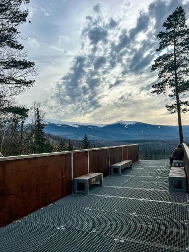 a balcony with benches and a view of the mountains at Apartament 600 npm in Piechowice