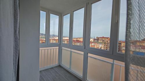 Habitación vacía con ventanas con vistas a la ciudad en Vialia Playa, en Málaga