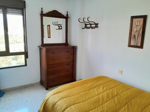 um quarto com uma cama, uma cómoda e um espelho em Room in Shared apartment with Parking em Almuñécar