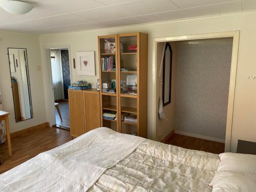 een slaapkamer met een bed en een boekenplank bij Naturskönt boende vid Sjö in Skånes Fagerhult