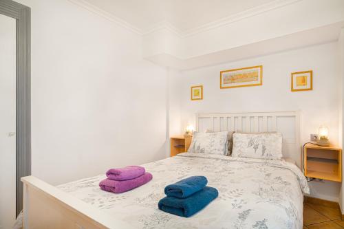 1 dormitorio con 1 cama con 2 toallas en Casita del Puerto 1 en Santa Pola