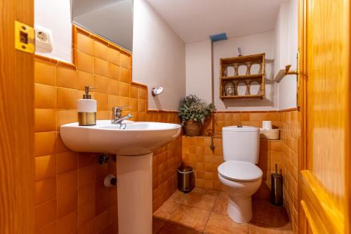 Casa El Lago Alojamiento Rural في Las Jaras: حمام به مرحاض أبيض ومغسلة