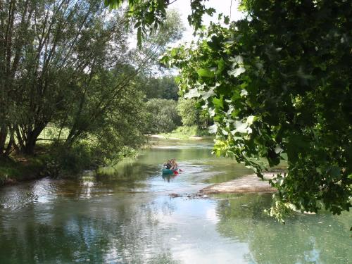 a group of people in a kayak on a river at Château des Monthairons Hôtel Restaurant GastroMaison Spa privatif in Les Monthairons