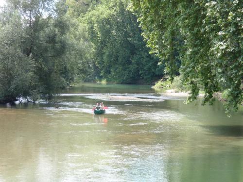 a group of people in a boat on a river at Château des Monthairons Hôtel Restaurant GastroMaison Spa privatif in Les Monthairons