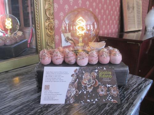 a group of pink cupcakes under a snow globe at Château des Monthairons Hôtel Restaurant GastroMaison Spa privatif in Les Monthairons