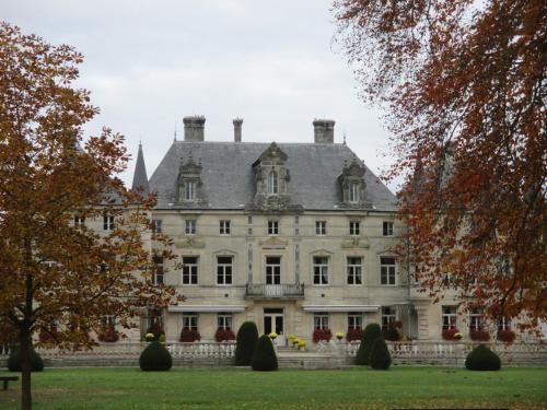 a large white building with a gray roof at Château des Monthairons Hôtel Restaurant GastroMaison Spa privatif in Les Monthairons
