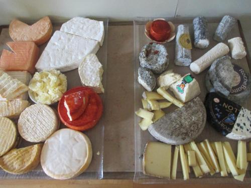 a box filled with different types of cheese and vegetables at Château des Monthairons Hôtel Restaurant GastroMaison Spa privatif in Les Monthairons