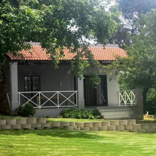 Mon Rêve Estate في كيب تاون: منزل به حديقة خضراء و منزل به بوابة