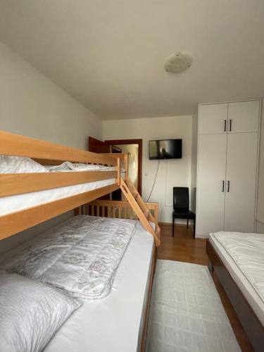 een slaapkamer met 2 stapelbedden en een tv bij Villa KOD BUBE in Ljubuški