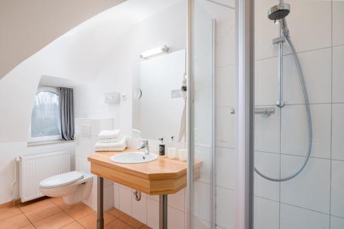 uma casa de banho com um lavatório e um chuveiro em Villa Beachside em Eckernförde