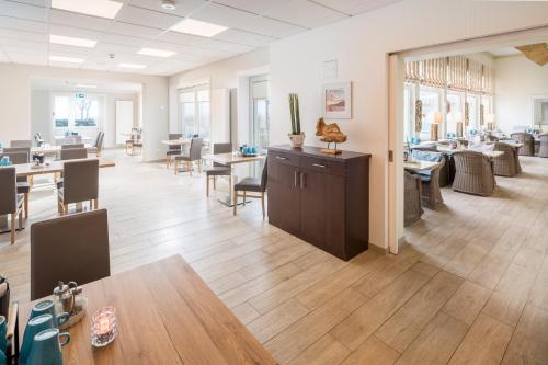a lobby with tables and chairs and a waiting room at Villa Beachside in Eckernförde