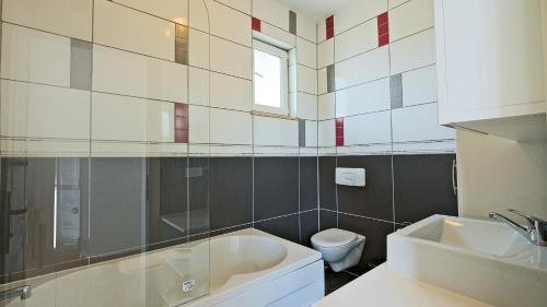 Un baño con bañera, inodoro y lavabo. en Villa Estelle, en Fethiye