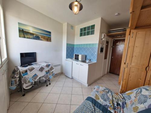 a room with a hospital room with a bed and a kitchen at Studio - Marina 4 - 17 allée des Pinons - 5-4 in Saint-Jean-de-Monts