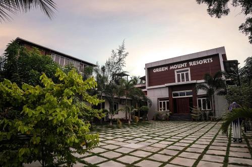 a view of the front of the guest monk resort at GREEN MOUNT RESORTS in Malaiyāndipattanam