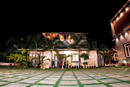 a house with a lot of plants in front of it at GREEN MOUNT RESORTS in Malaiyāndipattanam