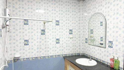 La salle de bains est pourvue d'un lavabo et d'un miroir. dans l'établissement Bang Saen House: Friends/Family., à Ban Thai Don (1)