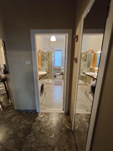 ein Bad mit einer Waschmaschine und einem Trockner im Zimmer in der Unterkunft Intero Appartamento ampio ed elegante zona Navile-Fiera in Bologna