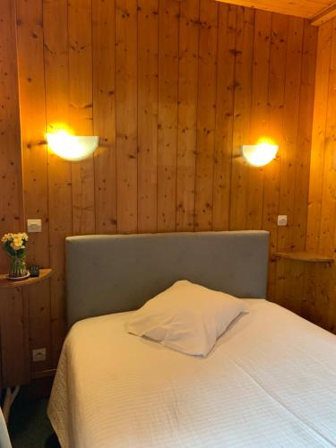 Кровать или кровати в номере Hôtel La Vallée