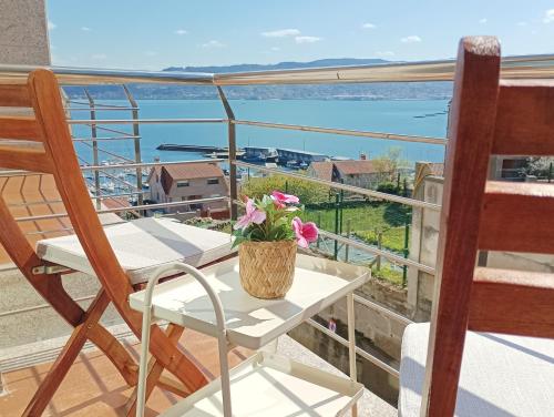 Una mesa y sillas en un balcón con vista al mar. en HM Combarro, en Combarro