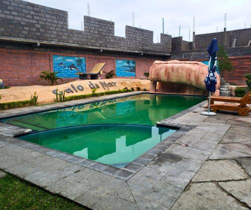 een zwembad in de tuin van een gebouw bij Galo do Mar in Maputo