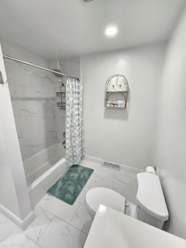 Ванная комната в Modern Oasis: Gurnee Getaway