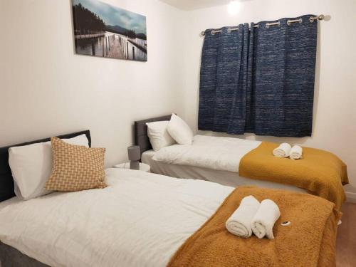 レスターにあるLeicester Luxury Apartments - Waterfrontのタオルが敷かれたベッドが2つある寝室