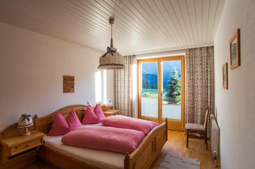 Llit o llits en una habitació de Haus Sonnblick