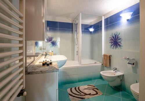 a bathroom with a tub and a sink and a toilet at Chalet vista Monte Bianco in La Salle