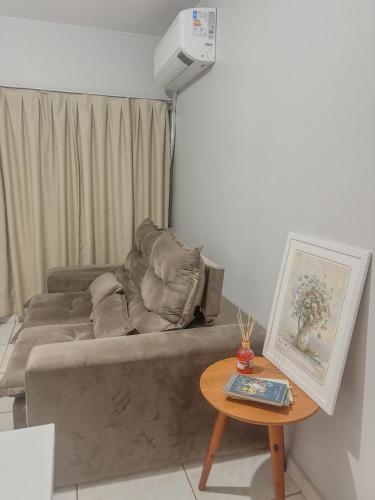 sala de estar con sofá y mesa en Refúgio Urbano, en Brasilia