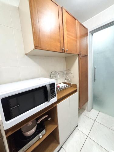 eine Mikrowelle auf einer Theke in einer Küche in der Unterkunft Refúgio Urbano in Brasilia