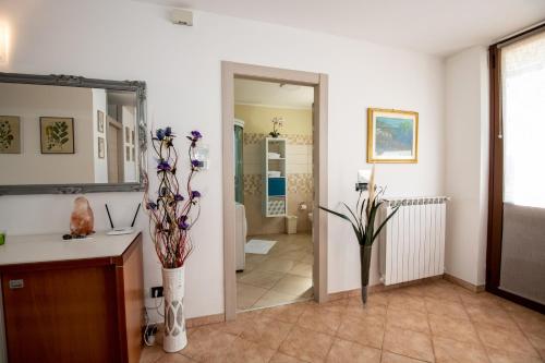 Pokój z łazienką z umywalką i lustrem w obiekcie villa Mastro Oleario 5 dal mare 30 dai monti w mieście Torrevecchia Teatina