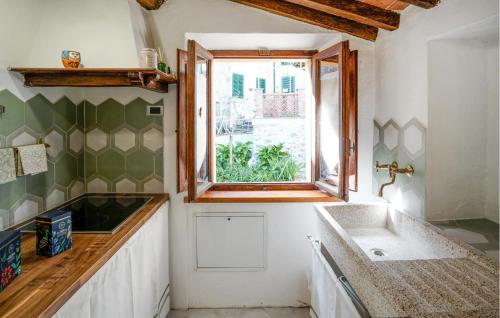 baño con lavabo y ventana en Pet Friendly Apartment In C, Val Di Cecina With Kitchen, en Castelnuovo di Val di Cecina