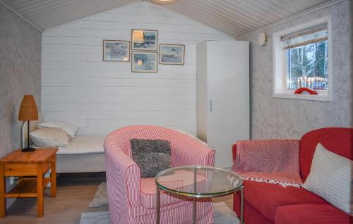 Cette chambre comprend un lit, deux chaises et une table. dans l'établissement Lovely Home In Hammar With Lake View, à Hammarö